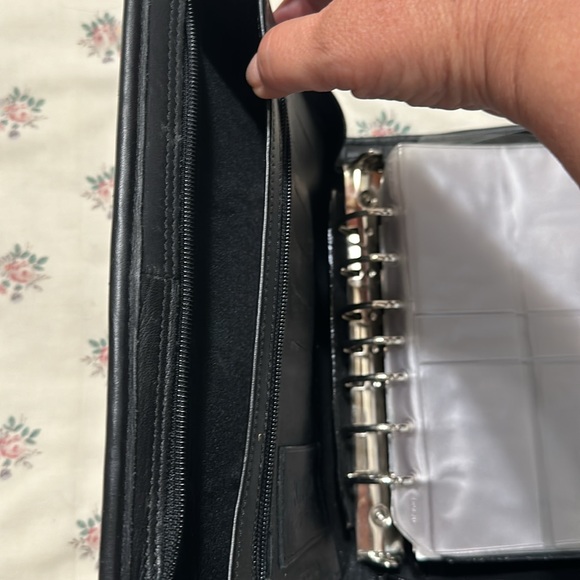 Kirkland signature zip up leather organizer/planner. 7 ring. - Picture 9 of 14